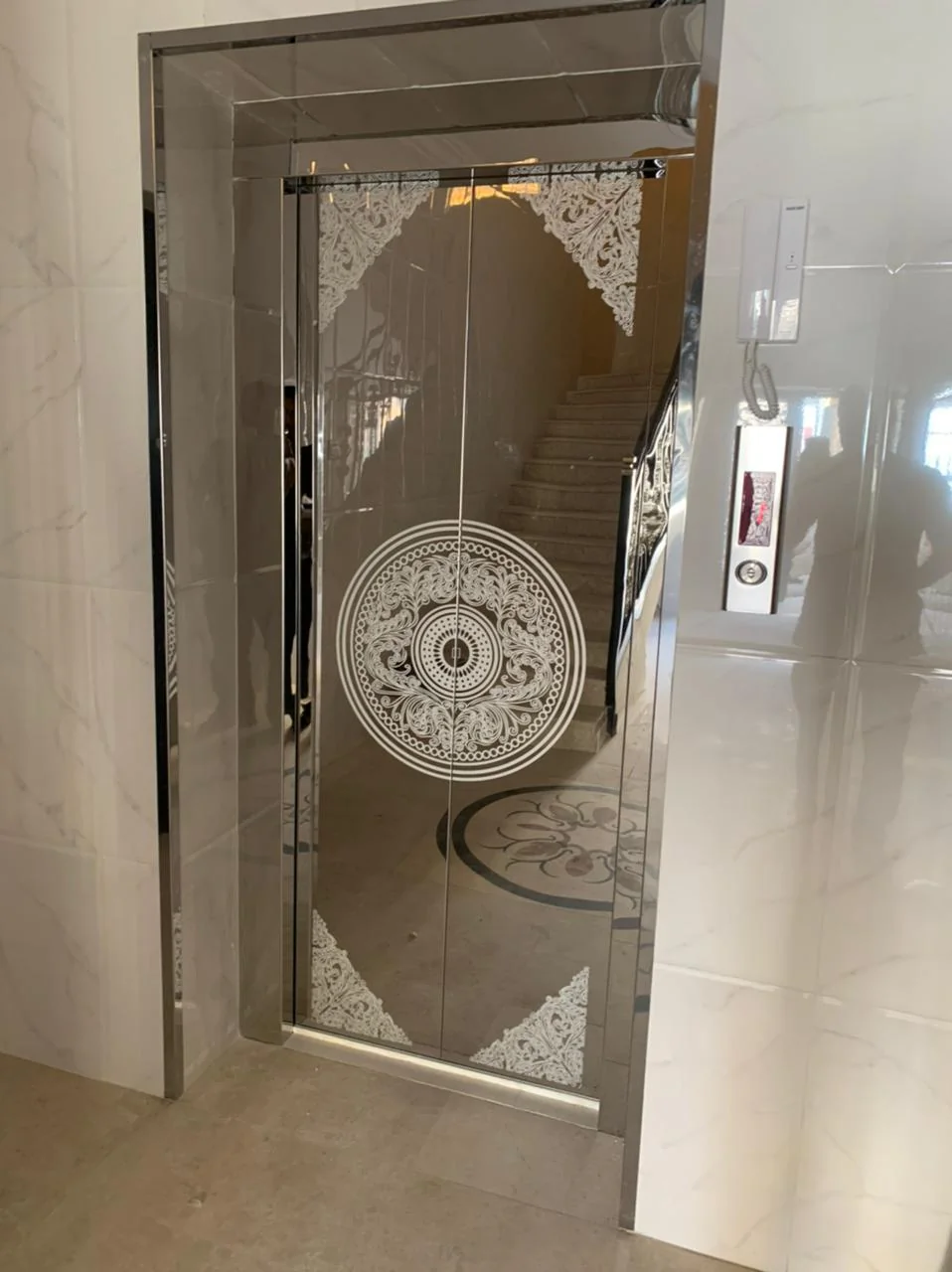 كابينة مصعد فاخرة - رواد الثقة