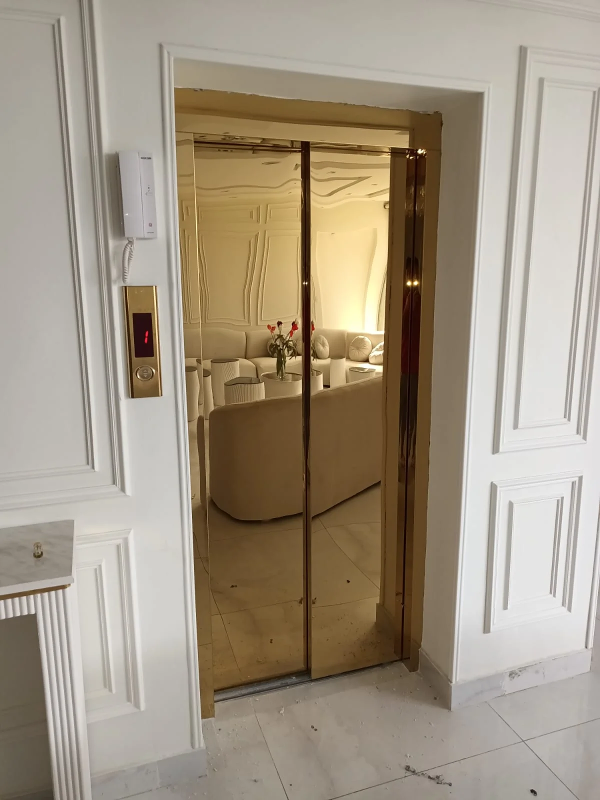 كابينة مصعد فاخرة - رواد الثقة