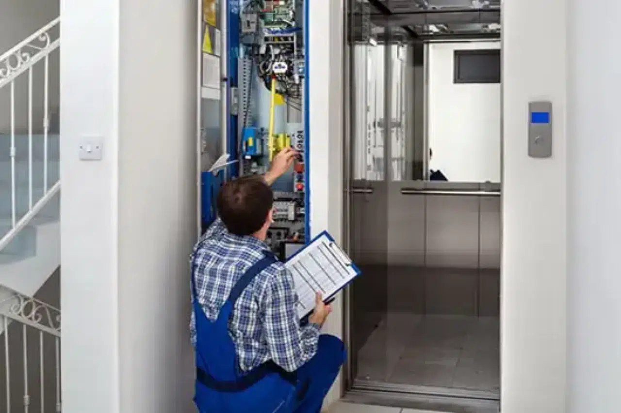 متطلبات ترخيص صيانة مصاعد في السعودية 2025 3 فني صيانة مصاعد