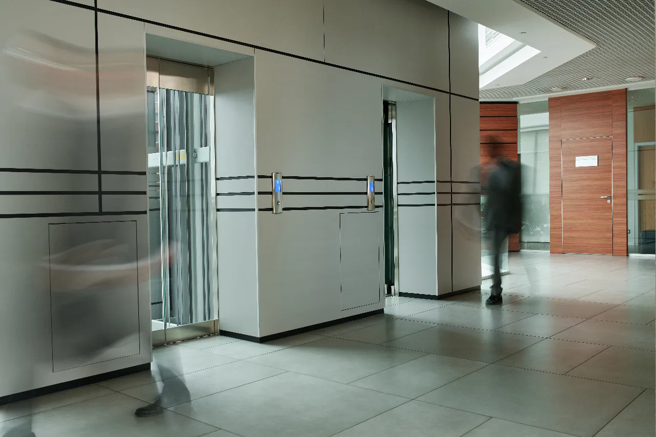 أبواب المصاعد: دليلك للأمان، الكفاءة، والتصميم من رواد الثقة 3 أبواب مصاعد مودرن